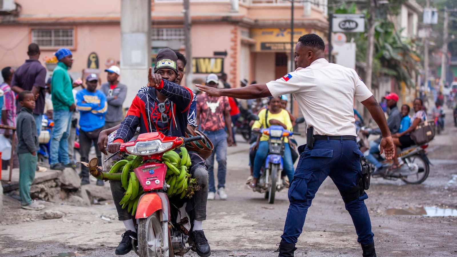 Colombian president visits southern Haiti as country battles surge in gang violence - ABC News